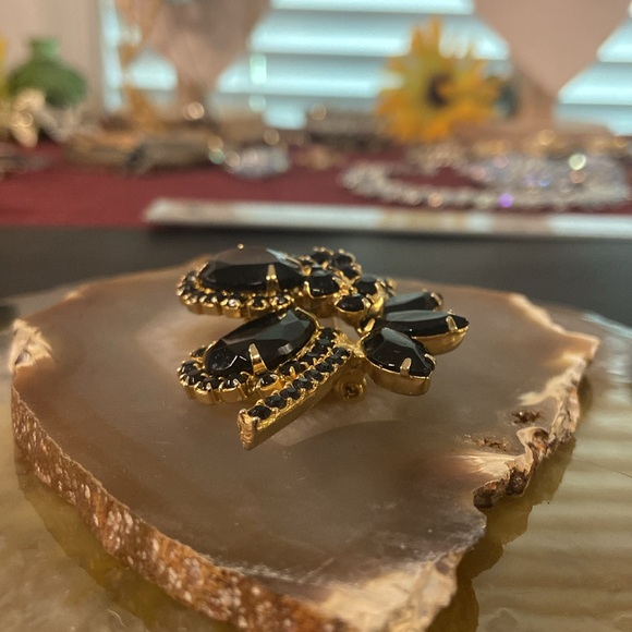 Xxsoldxx Vintage D&E Juliana gold & black brooch EUC 1.5" x 2.5" - Picture 4 of 17